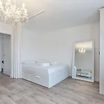 Apartment Elegant Getaway With Balcony & Charm *
