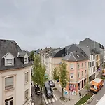 Apartment Elegant Getaway With Balcony & Charm *