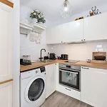 Apartment Elegant Getaway With Balcony & Charm