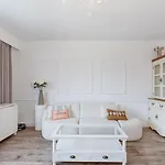 Apartment Elegant Getaway With Balcony & Charm
