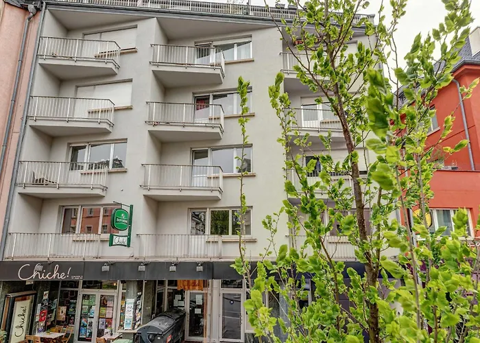 Elegant Getaway With Balcony & Charm דירה