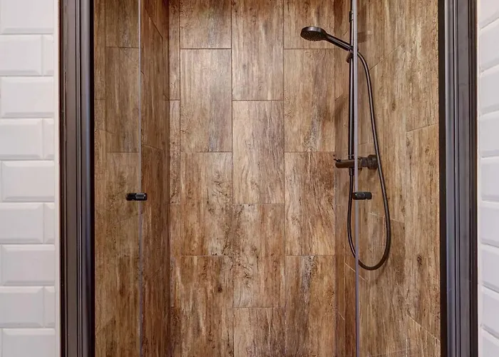 Elegant Getaway With Balcony & Charm *