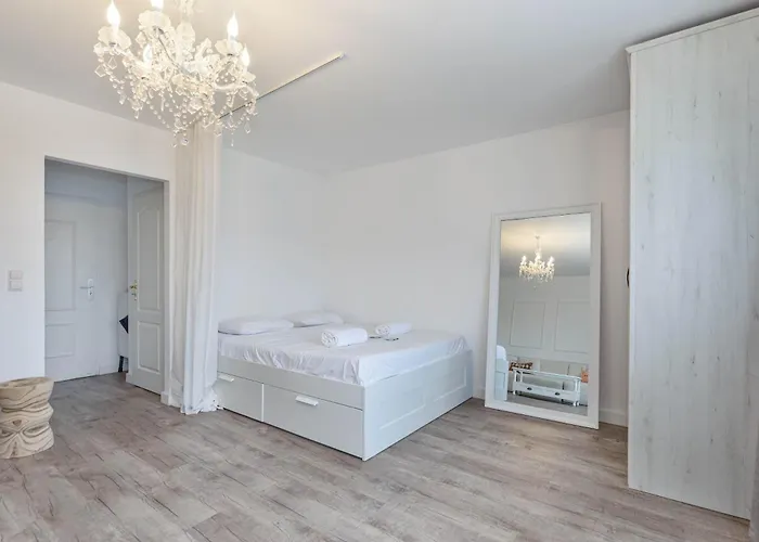 Elegant Getaway With Balcony & Charm לוקסמבורג