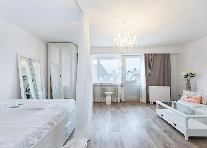 Elegant Getaway With Balcony & Charm דירה