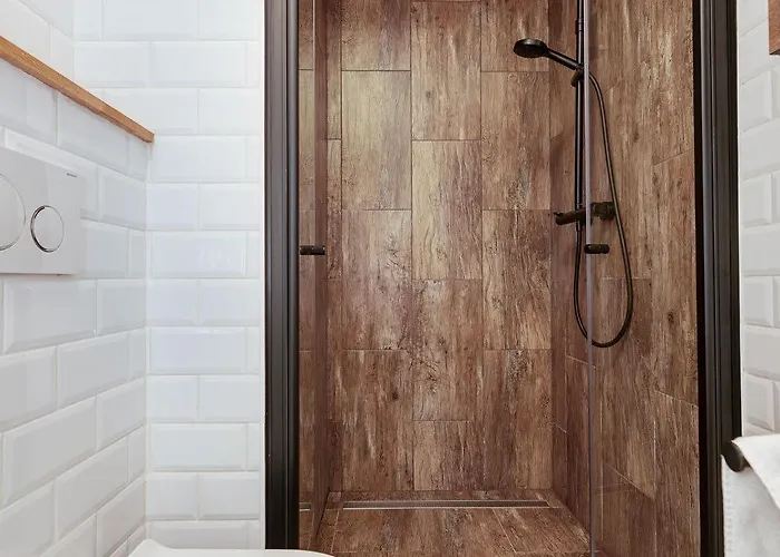 Elegant Getaway With Balcony & Charm