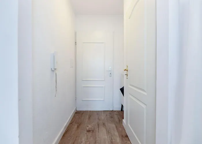 Elegant Getaway With Balcony & Charm דירה