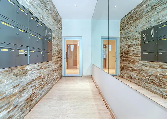 דירה Elegant Getaway With Balcony & Charm *