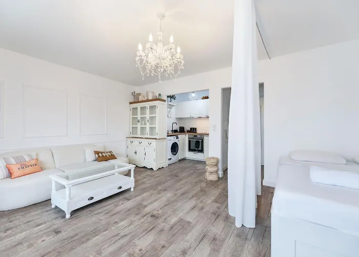 Elegant Getaway With Balcony & Charm