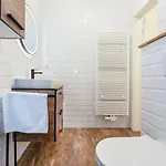Elegant Getaway With Balcony & Charm *
