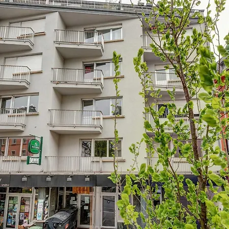 Elegant Getaway With Balcony & Charm 아파트