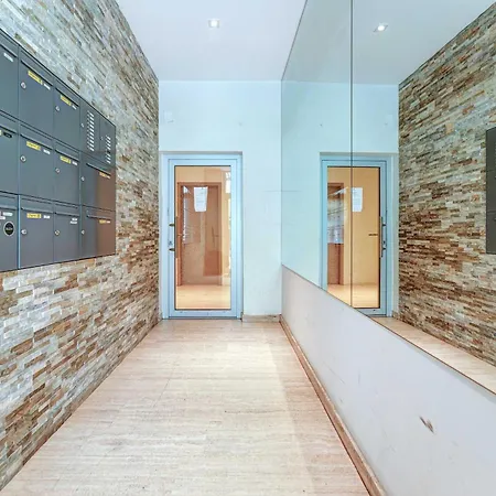 Apartament Elegant Getaway With Balcony & Charm *