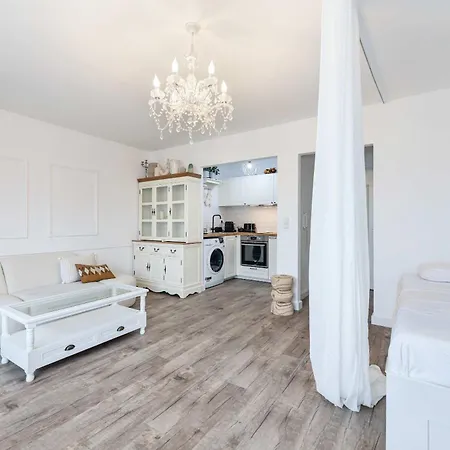 Elegant Getaway With Balcony & Charm Apartament