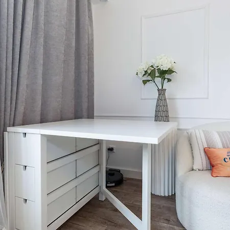 Lägenhet Elegant Getaway With Balcony & Charm
