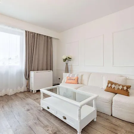 Appartamento Elegant Getaway With Balcony & Charm
