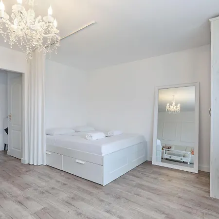 Appartamento Elegant Getaway With Balcony & Charm *