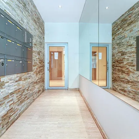 Appartamento Elegant Getaway With Balcony & Charm *