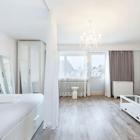 Appartamento Elegant Getaway With Balcony & Charm *