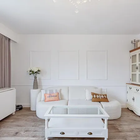Appartamento Elegant Getaway With Balcony & Charm