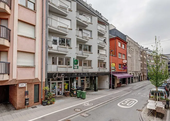 Elegant Getaway With Balcony & Charm Apartment