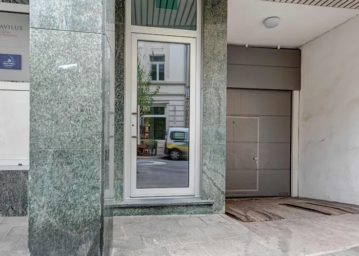 Apartament Elegant Getaway With Balcony & Charm