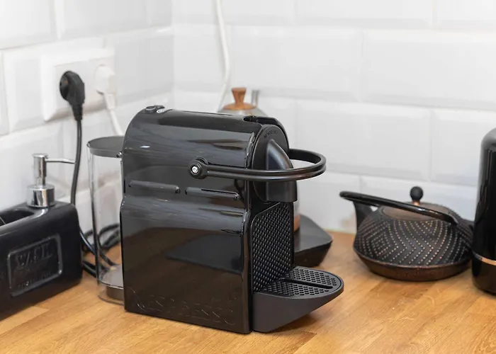 Elegant Getaway With Balcony & Charm Apartment