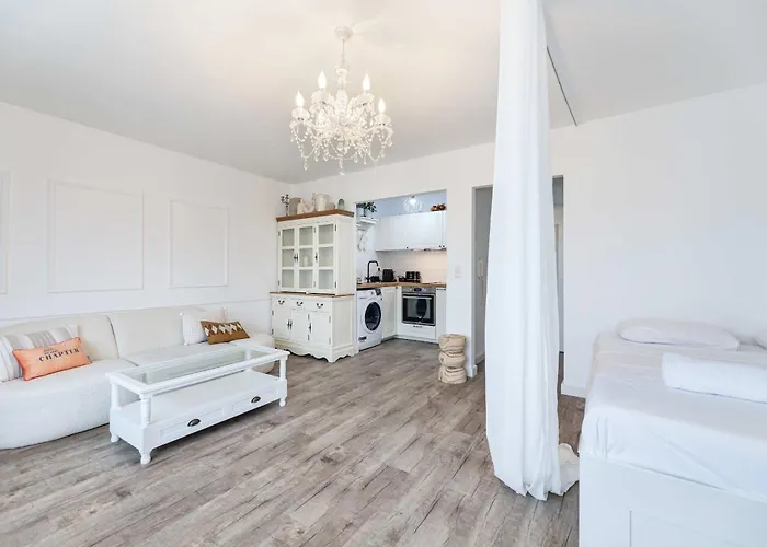 Elegant Getaway With Balcony & Charm Apartament