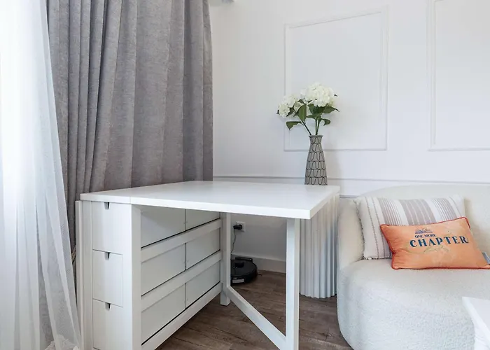 Apartament Elegant Getaway With Balcony & Charm