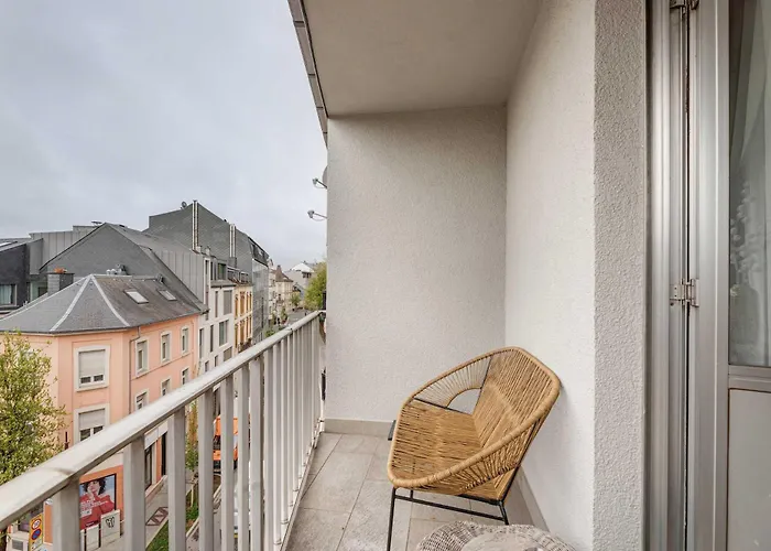 Elegant Getaway With Balcony & Charm Apartment *