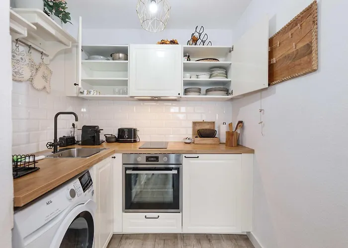 Apartment Elegant Getaway With Balcony & Charm *