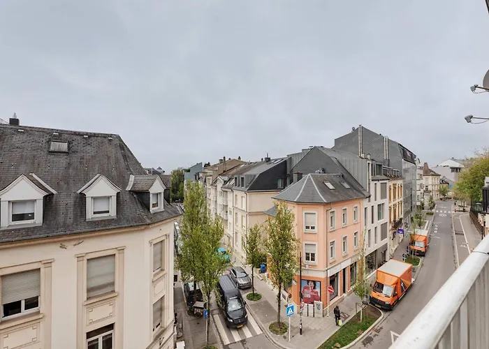 Elegant Getaway With Balcony & Charm Apartment