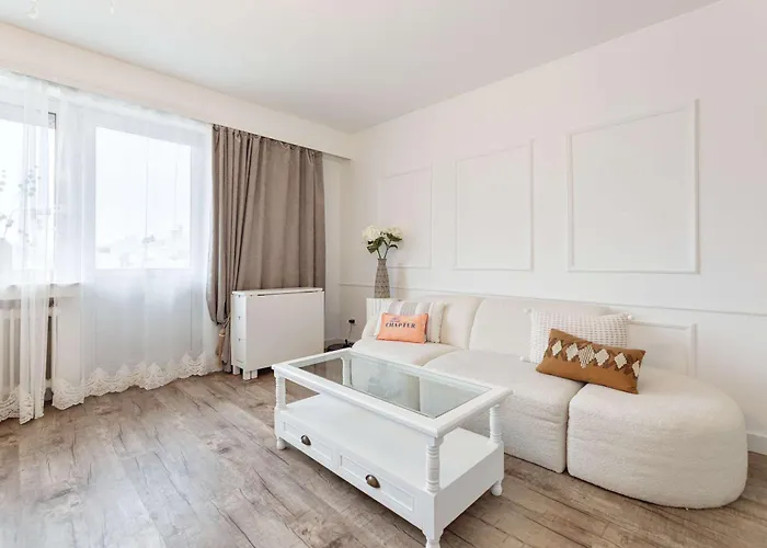 아파트 Elegant Getaway With Balcony & Charm