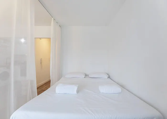 Elegant Getaway With Balcony & Charm *