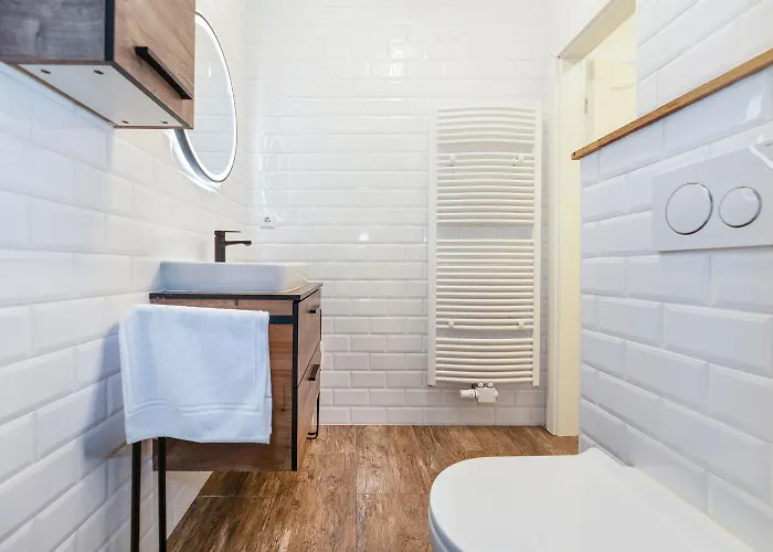 Elegant Getaway With Balcony & Charm *