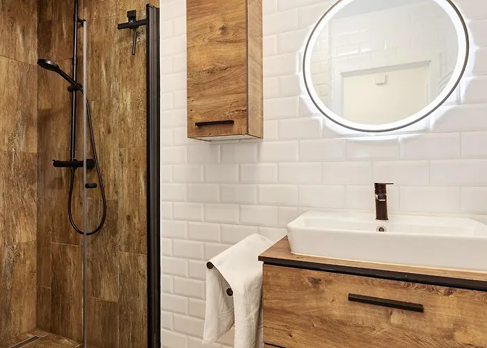 Apartament Elegant Getaway With Balcony & Charm