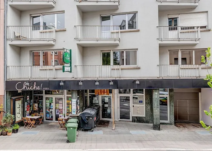 Elegant Getaway With Balcony & Charm 아파트