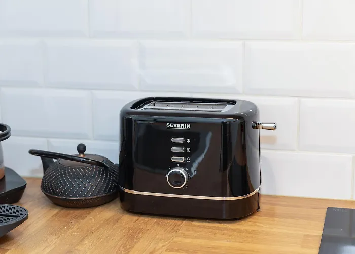 Apartament Elegant Getaway With Balcony & Charm