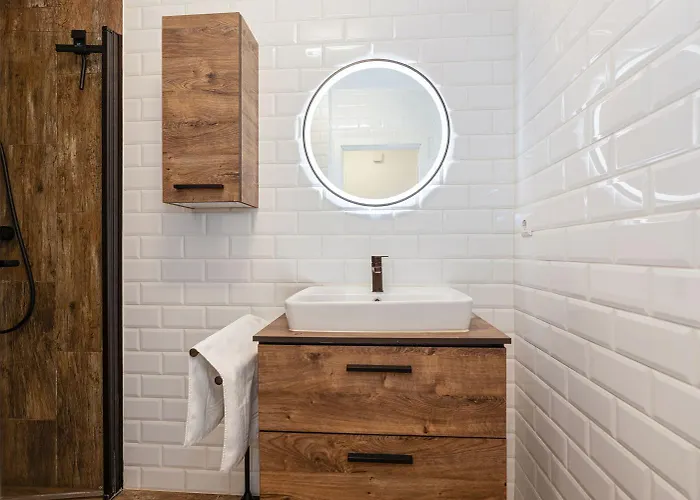 Elegant Getaway With Balcony & Charm