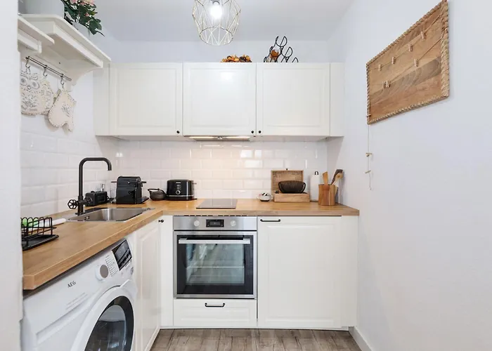 Apartament Elegant Getaway With Balcony & Charm