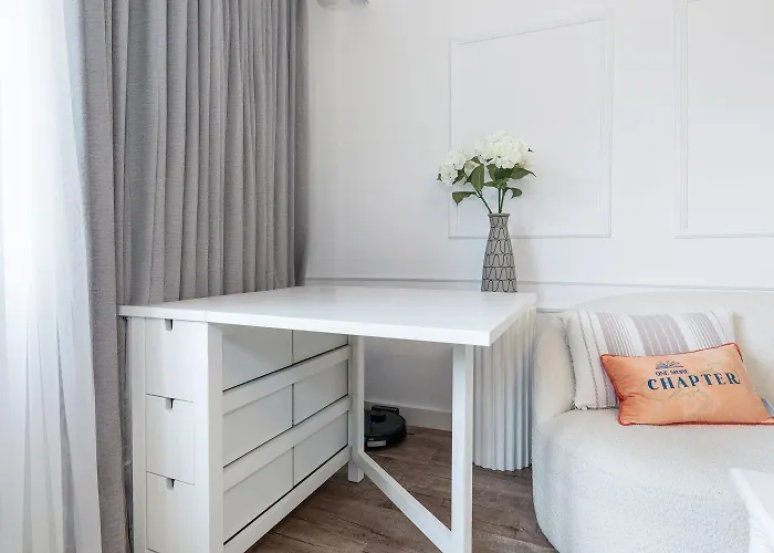 Elegant Getaway With Balcony & Charm Apartament *