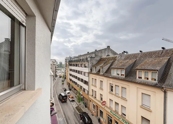 Apartament Elegant Getaway With Balcony & Charm