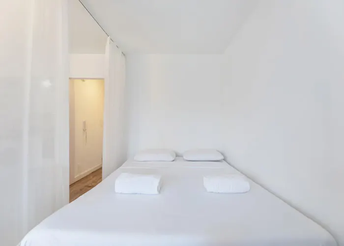 아파트 Elegant Getaway With Balcony & Charm *