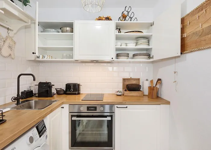 Elegant Getaway With Balcony & Charm *