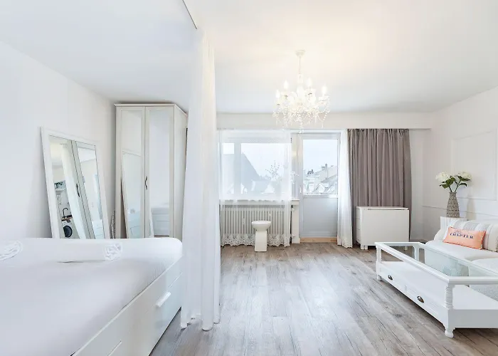 아파트 Elegant Getaway With Balcony & Charm *