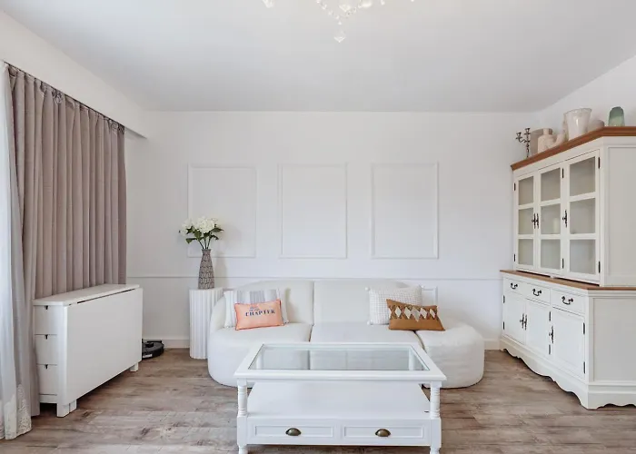 아파트 Elegant Getaway With Balcony & Charm