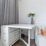 Apartment Elegant Getaway With Balcony & Charm