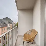 Elegant Getaway With Balcony & Charm Apartment *