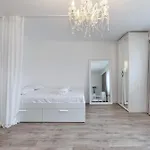 Elegant Getaway With Balcony & Charm Apartment *