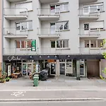Elegant Getaway With Balcony & Charm Apartment