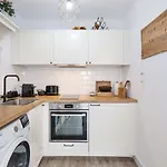 Apartment Elegant Getaway With Balcony & Charm