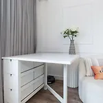 Elegant Getaway With Balcony & Charm Apartment *